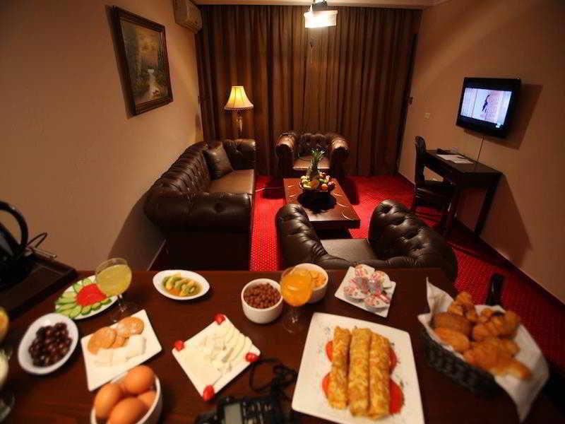 ג'ונייה Queens Land Hotel מראה חיצוני תמונה