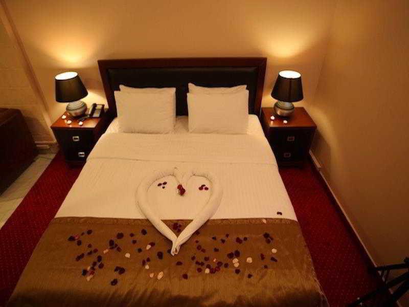 ג'ונייה Queens Land Hotel מראה חיצוני תמונה