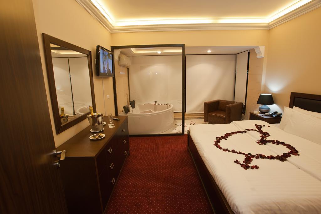 ג'ונייה Queens Land Hotel מראה חיצוני תמונה
