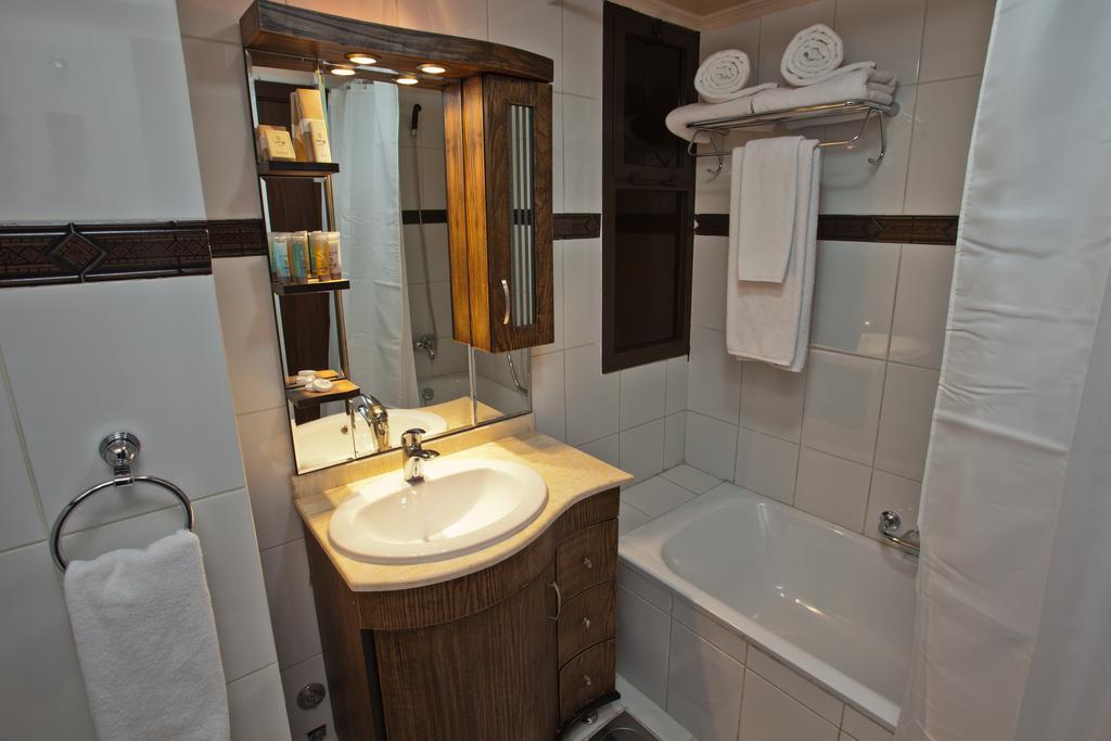 ג'ונייה Queens Land Hotel מראה חיצוני תמונה