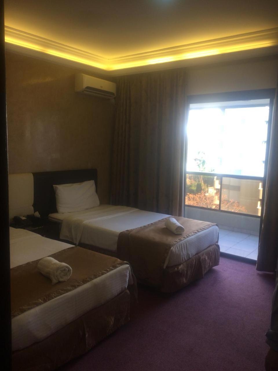 ג'ונייה Queens Land Hotel מראה חיצוני תמונה
